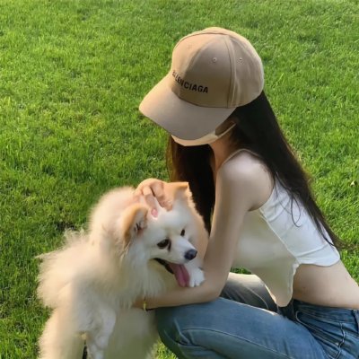高墙、黑色与帅小伙